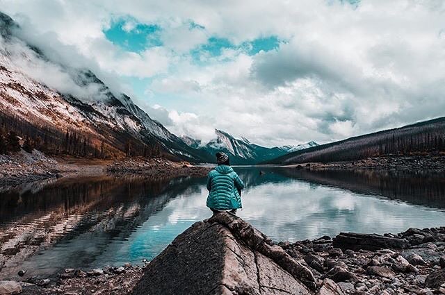 Bundle up, it's time for mountain adventures! ⛰ 
Photo by: @v_lacroix
#MyJasper #VentureBeyond