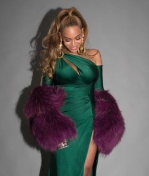 Beyoncé ruled the carpet in a custom sculpted emerald gown designed by Walter Mendez.