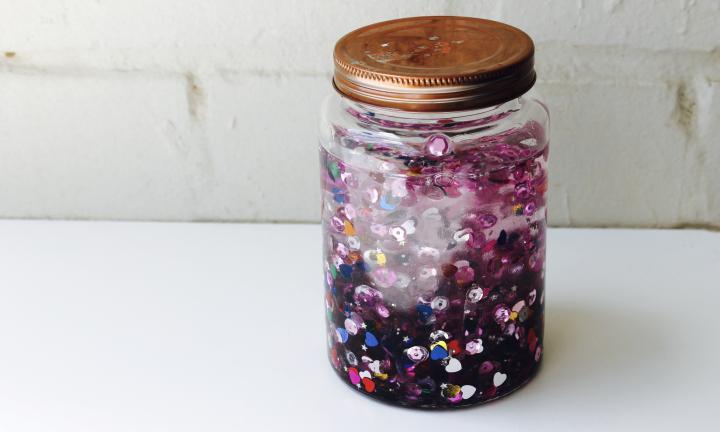 How to make a dancing hearts glitter jar