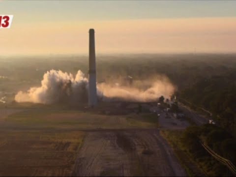 Raw: 70-Year-Old Michigan Smokestack Comes Down