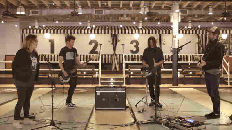 Slowdive Fills A Shuffleboard Parlor With Shimmering Sound