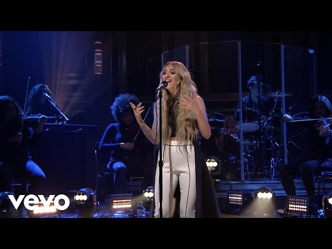 Julia Michaels - Issues (Live From The Tonight Show Starring Jimmy Fallon)