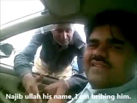 Fearless Pakistani Police man taking bribe from a citizen in Live Camera