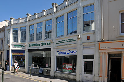 Carmarthen, Caerfyrddin, county town of Carmarthenshire, Wales - photos, features, history and street scenes