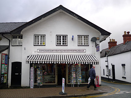 Llangollen photos, Clwyd, north Wales including pics of the River Dee bridge, shops and railway