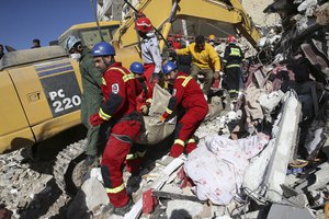 Rescuers carry away the body of an earthquake victim in Sarpol-e-Zahab in western Iran, Tuesday, Nov. 14, 2017.