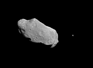 1996/02/01 Asteroid Ida and Its Moon - This is the first full picture showing both asteroid 243 Ida and its newly discovered moon to be transmitted to Earth from the National Aeronautics and Space Administration&acute;s (NASA&acute;s) Galileo spacecraft--