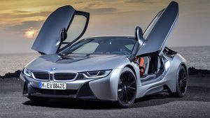 BMW unveiled its new i8 Roadster electric car at the LA motor show.