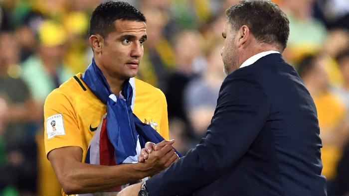 Australia's Tim Cahill (L) talks to coach Ange Postecoglou after Australia defeated Honduras in their 2018 World Cup qualification play-off football match at Stadium Australia in Sydney on November 15, 2017. / AFP PHOTO / William WEST / -- IMAGE RESTRICTED TO EDITORIAL USE - STRICTLY NO COMMERCIAL USE --