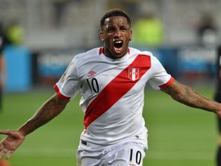 TOPSHOT - Peru's Jefferson Farfan celebrates after scoring against New Zealand during their 2018 World Cup qualifying play-off second leg football match, in Lima, Peru, on November 15, 2017. / AFP PHOTO / LUKA GONZALES