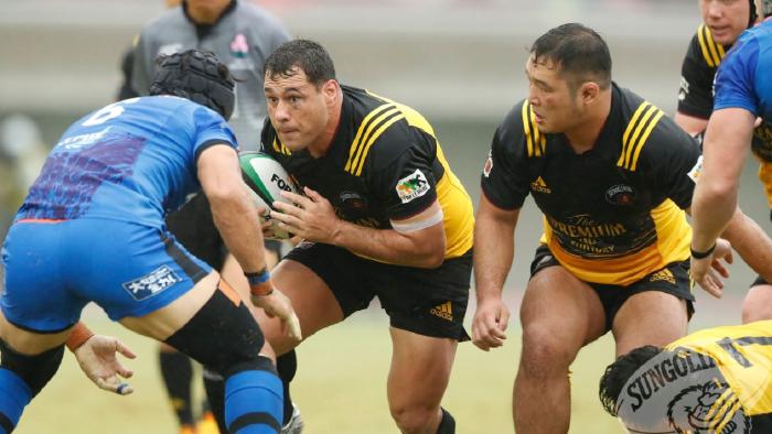 George Smith carries the ball forward for Suntory against Panasonic in the Japanese Top League.