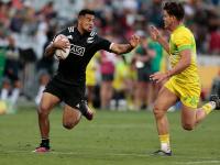 New Zealand's Regan Ware (L) prepares to hand off