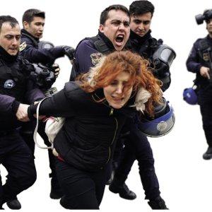 Turkey political prisoners: Turkish riot police crack down on people protesting against the purge of academics, outside Ankara University.