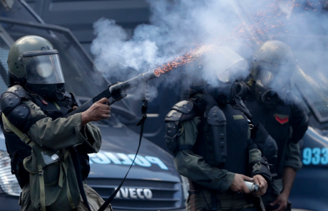 Police attacking protestors in Buenos Aires