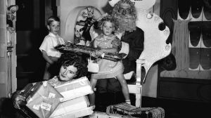 ARCSCAN DATE 14/12/1957 SUBJECT Christmas shopping in the city. LOCATION Sydney CAMERAMAN O'Grady