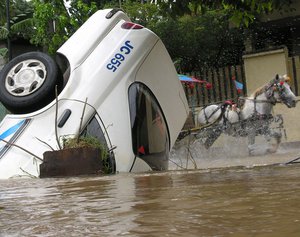 A TAXI OVERTURNED AND SUBMERGED IN FLOODS IN SOUTH JAKARTA IN FLOOD JAKARTA 2007