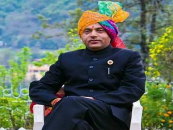 Prime Minister Narendra Modi arrives in Himachal Pradesh received by Jairam Thakur