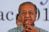 Mahathir Mohamad prays with opposition leaders in 2016.