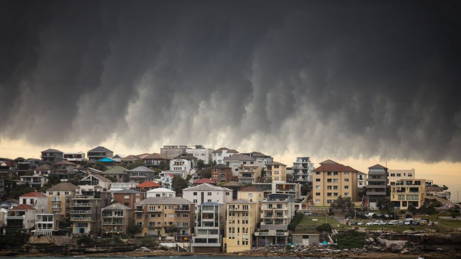 WEATHER: A big storm hits Bondi Beach in the early evening, on 9 January 2018. Photo: Jessica Hromas