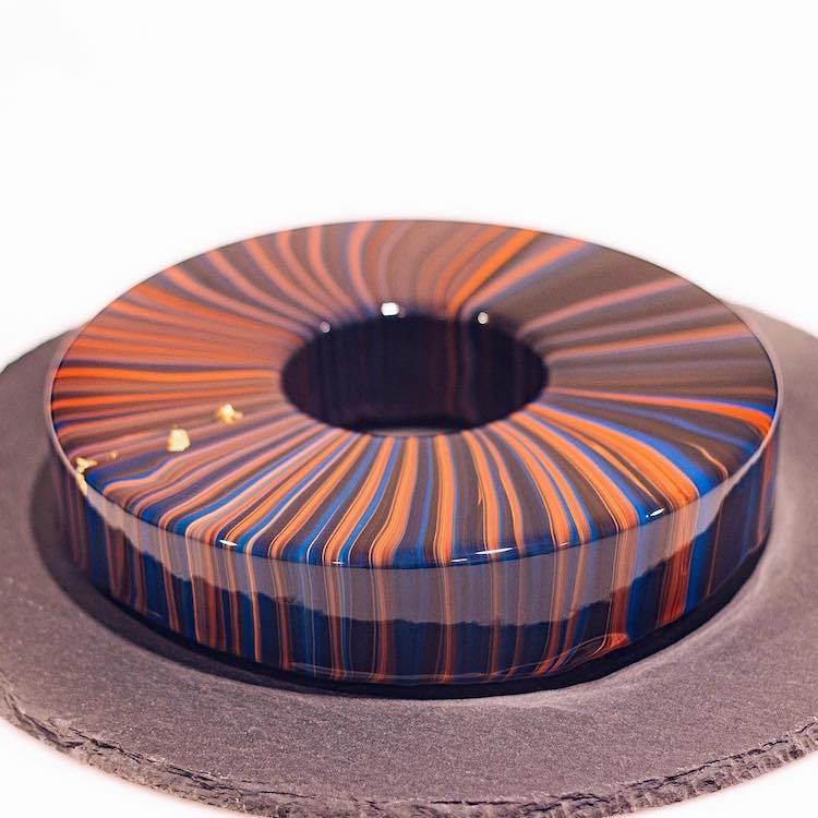 Beautiful Mirror Cakes and Pastries That Gleam Like Glass With the Creative Use of Reflective Icing