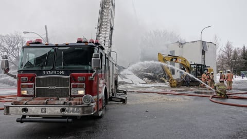 Des pompiers combattent un incendie sur le boulevard Crémazie à Montréal. 