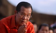 Cambodian Prime Minister Hun Sen prays for peace and stability at a ceremony at the Angkor Wat temple complex on December 3, 2017. Photo: Reuters/Samrang Pring