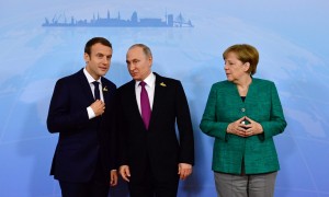 German Chancellor Angela Merkel poses with French President Emmanuel Macron (left) and Russia's President Vladimir Putin (center) during the G20 summit in Hamburg, Germany. Photo: AFP / Tobias Schwarz