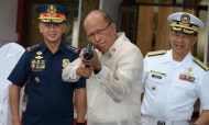 Philippine Defense Secretary Delfin Lorenzana (C) tries a CQ-A5b (M4) rifle donated by the Chinese government during the ceremony at the military headquarters in Manila on October 5, 2017.
Photo: AFP/Ted Aljibe