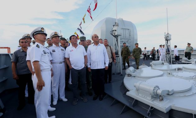 Philippine President Rodrigo Duterte (C) standing beside missile  tubes on deck while touring the guided missile frigate Changchun berthed at the Davao international port on May 1, 2017. Photo: AFP/Simeon Celi