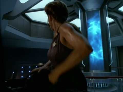 Star Trek Voyager - S3E12 - Macrocosm