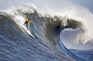 2010 Mavericks surfing competition, breaking ocean waves