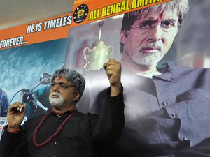 Members of Amitabh Bachchan Fan's Association unveiling statue of Amitabh Bachchan for release his film