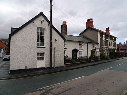 Llangollen photos, Clwyd, north Wales including pics of the River Dee bridge, shops and railway