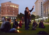 Mayıs 25 Pazar günü Oakland, Kaliforniya’da Frank Ogawa Plaza protestocularından Angela Wellman konuşuyor. Protestocular, sokağa çıkma yasağına karşı düzenlenen protesto mitingi için bir araya geldiler. Fotoğraf: James Tensuan