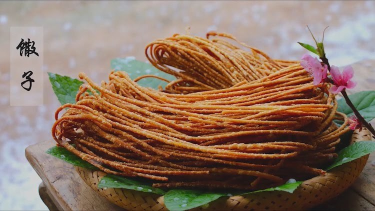 A Hypnotic Visual Recipe for Handmade Crispy Fried Noodles Prepared Outdoors During a Snowfall