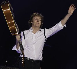 "El público me energiza"   "The public energizes me" Paul McCartney   Out There Concert   140420 5805 jikatu (13935085986)