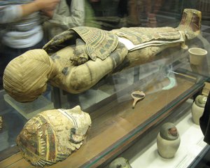 Egyptian mummy (Louvre).JPG  Egyptian mummy, époque ptolémaïque, IIIe - IIe siècle avant J.-C., Louvre,Département des Antiquités égyptiennes