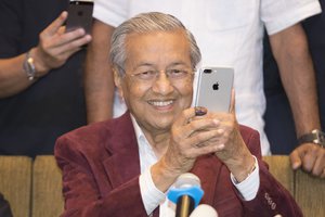 Mahathir Mohamad photographs the media at a hotel in Kuala Lumpur, Malaysia, Wednesday, May 9, 2018.