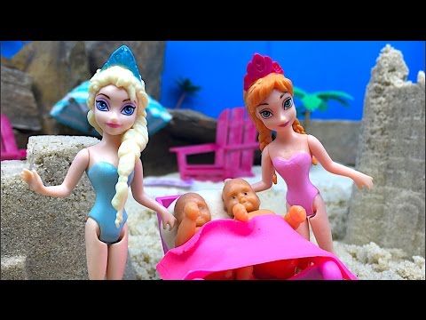 LA REINA ELSA ANA Y SUS BEBES HACEN UNOS CASTILLOS DE ARENA EN LA PLAYA PEPPA ATROPELLA EL CASTILLO