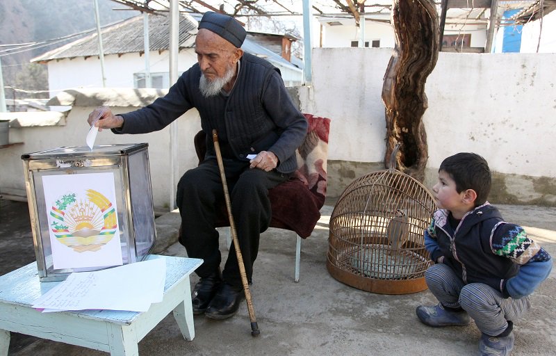 A Tajik man votes in the march 2015 elections. Photo: EPA