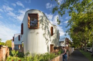 How a 'pod-like' house solved the problems of an odd-shaped block