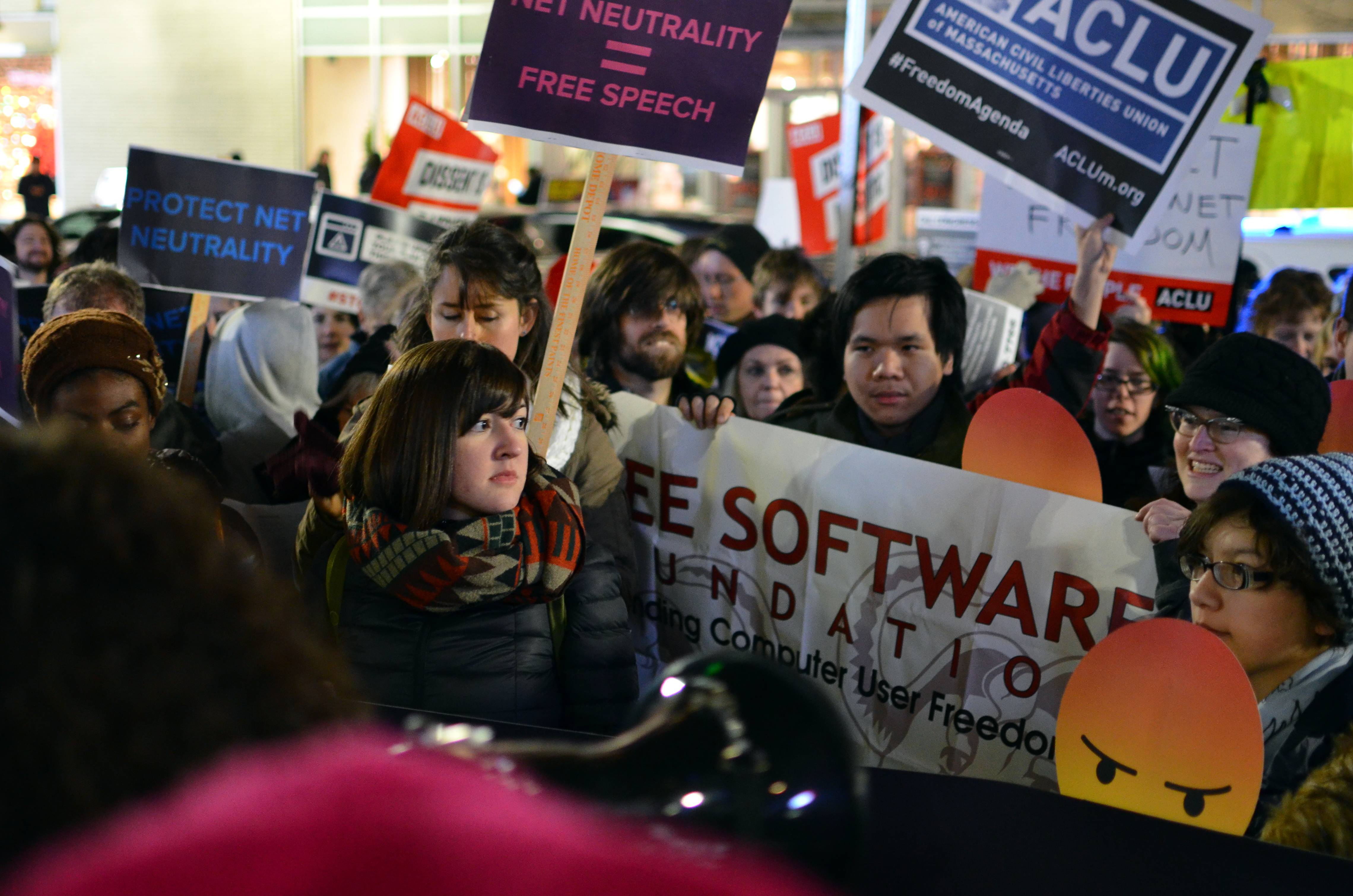 net neutrality protest at verizon store in 2017