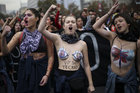 zwei Frauen auf einer Demonstration