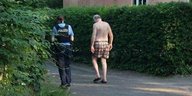 Alexander Gauland in Shorts mit Polizistin