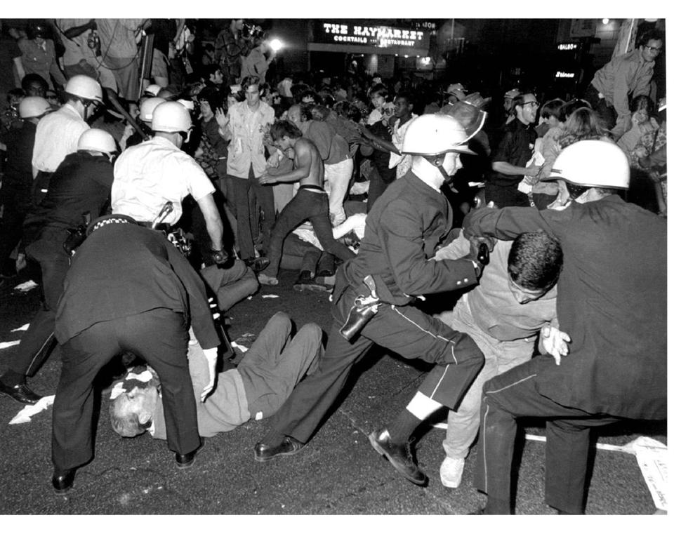 0 WAS97:CAMPAIGN-HOTEL:WASHINGTON,20AUG96 - FILE PHOTO AUG68 - Chicago police and anti-war demonstrators fight on Michigan Avenue during the Democratic National Convention in 1968. As Chicago prepares to host the Democratic National Convention beginning August 26, local sites remember the riots and confusion that occurre d the last time the city hosted the Democratic National Convention.jw/CORBIS-BETTMANN-UPI REUTERS ++FOR ONE TIME EDITORIAL USE ONLY WITHIN 90 DAYS OF TRANSM ISSION++ Library Tag 07252004 National/Foreign