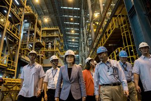 Tsai Ing-wen inspecting the "China Iron and Steel Company" factory, accompanied by Chairman Weng Chaodong, to visit the equipment and production process of the third cold rolling mill of Sinosteel, Taiwan