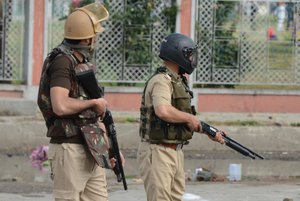 Policemen hold pellet guns during clashes with Indian police and paramilitary forces in the downtown area of Srinagar, the summer capital of Indian Kashmir, 16 June 2018. Police fired dozens of tear gas canisters, pellets and rubber bullets to disperse the stone throwing Kashmiri Muslim protesters who were protesting after the culmination of Eid-al-Fitr congregational prayers.