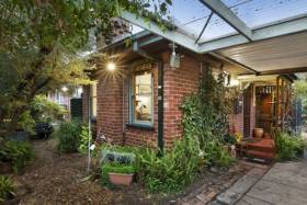 Bargain hunters snub Melbourne's blue-chip suburbs