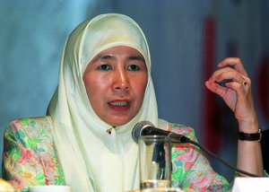 Wan Azizah Ismail answers questions from members of the Rotary Club of Manila at the Manila hotel Thursday April 29, 1999.