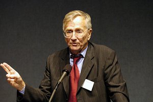 File - Seymour Hersh at the 2004 Letelier-Moffitt Human Rights Award